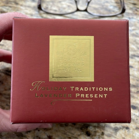 🌎 Lenox Holiday Traditions Lavender Present - Picture 12 of 14